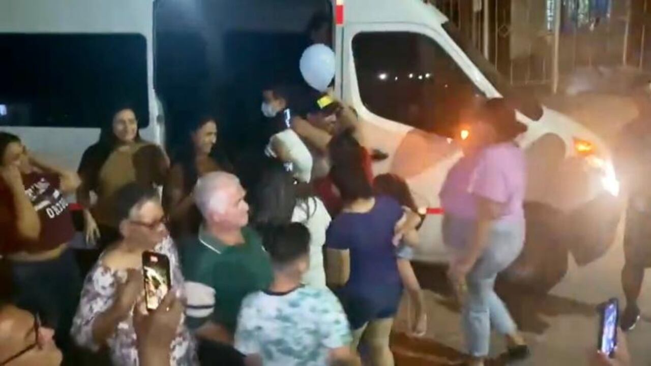 El suboficial de la Armada llegó a su barrio en Barranquilla a reencontrarse con su familia.