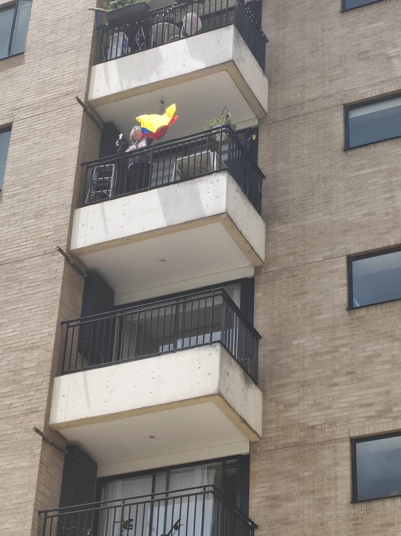 Las personas también apoyan las marchas sacando su bandera desde los balcones.
