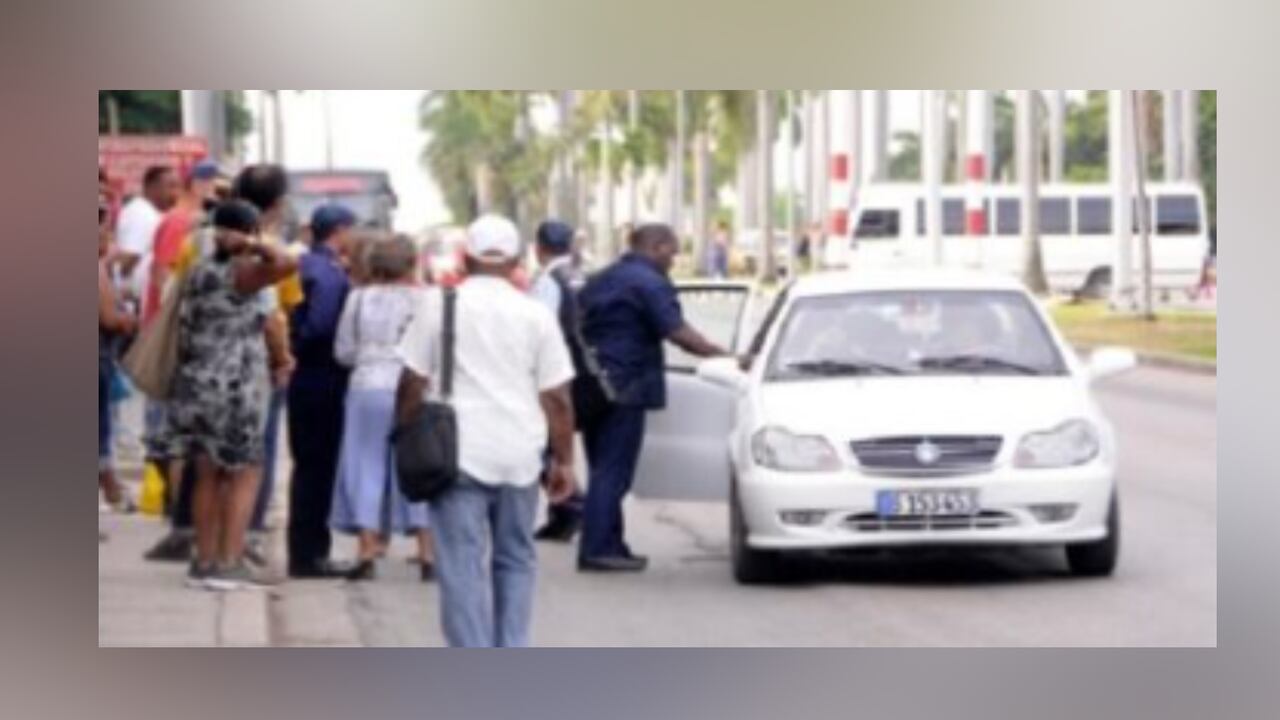 En medio de la peor crisis económica en tres décadas, el transporte público se ha vuelto un calvario debido a que cerca del 50 % de los autobuses están fuera de operación.