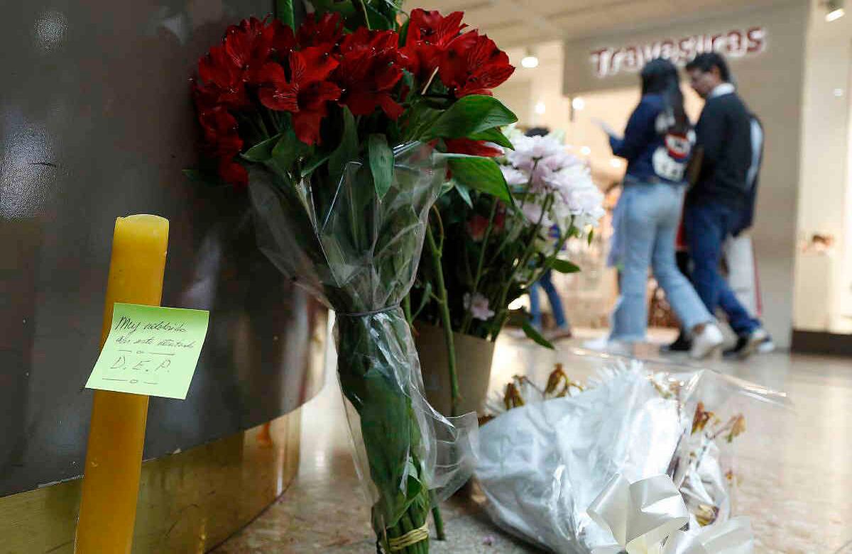Que en paz descansen, era una de las frases que se repetían en los mensajes a las víctimas mortales del atentado: Julie Hyunh, Paola Jaimes Ovalle y Ana María Gutiérrez. Fotografía: Guillermo Torres/ SEMANA