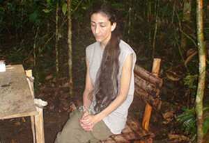 En el vídeo aparece Ingrid Betancur, en un silencio profundo, con el pelo largo y, al parecer, encadenada.