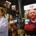 Manifestantes israelíes piden la liberación de los rehenes retenidos en la Franja de Gaza por el grupo militante Hamas, en Tel Aviv, el martes 28 de noviembre de 2023. Foto AP/Ariel Schalit)