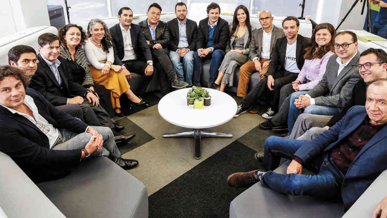 Influenciadores digitales, con posturas políticas definidas y de diversas vertientes, discutieron acerca de la forma en que las redes sociales han cambiado el ejercicio de la política. De izquierda a derecha Hassam Nassar, Samuel Hoyos, Juan Fernando Cristo, Angélica Lozano, María José Pizarro, David Barguil, @ MeDicenWally, Carlos Galán, Diego Bautista, María Fernanda Carrascal, David García, Luis Ernesto Gómez, Blanca Durán, Manuel Sarmiento, Diego Laserna y Carlos Duque. Falta Daniel Pacheco.