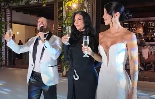 María del Pilar Zea Cobo (vestido negro) en la boda de su hija María Paula Trujillo y el cantante Pipe Calderón.