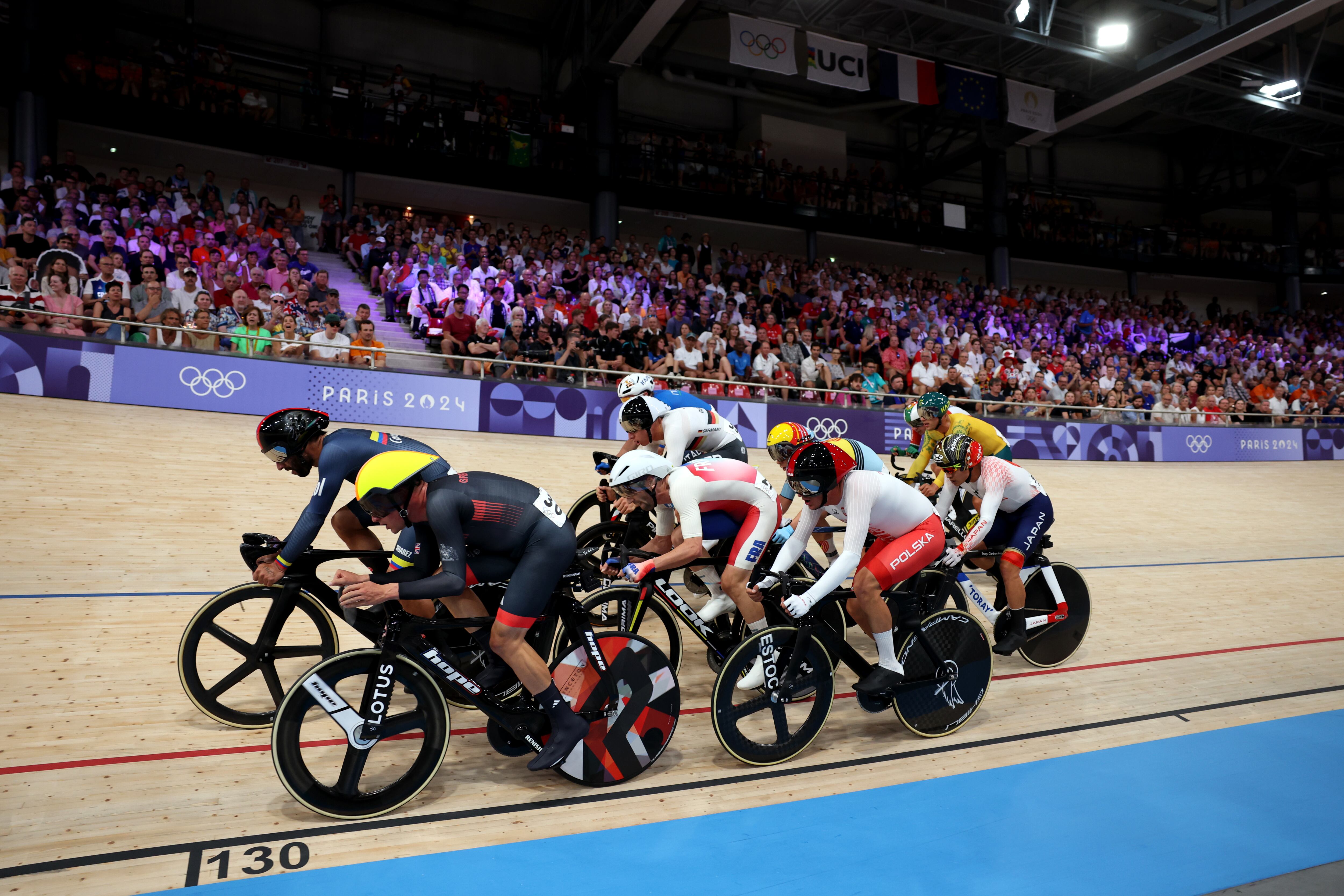 Fernando Gaviria Rendon del Equipo Colombia, Ethan Hayter del Equipo Gran Bretaña y Benjamin Thomas del Equipo Francia compiten durante la Carrera de Eliminación 3/4 del Omnium Masculino en el día trece de los Juegos Olímpicos de París 2024 en el Velódromo de Saint-Quentin-en-Yvelines el 08 de agosto de 2024 en París, Francia.