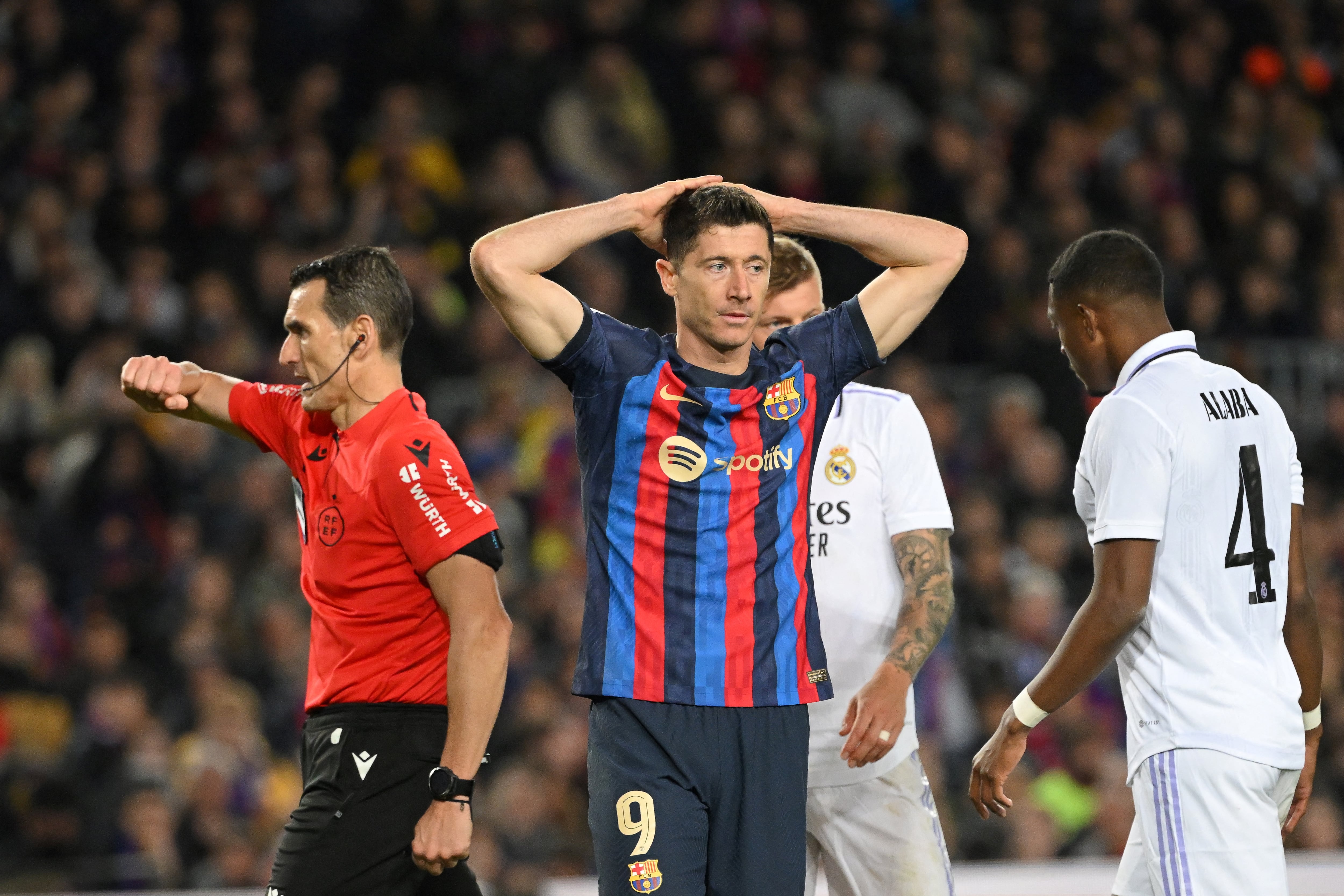 Robert Lewandowski se lamenta de la eliminación a manos del Real Madrid.