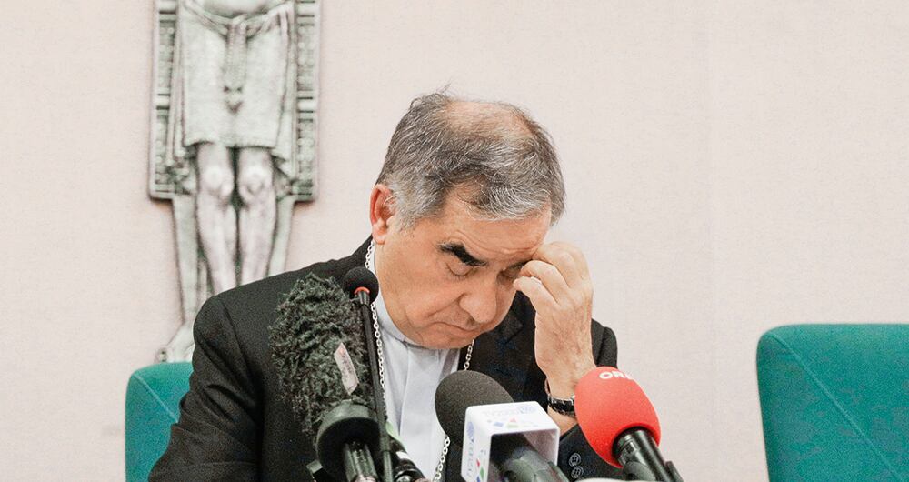 El cardenal Becciu, quién fue muy cercano al Papa Francisco, atraviesa un complicado proceso donde se le acusa de corrupción. - Foto: Gregorio Borgia / AP