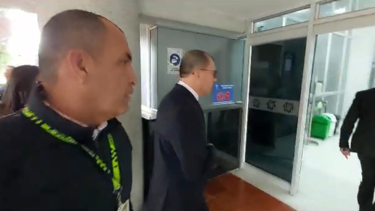 Fiscal general, Francisco Barbosa, ingresando a la reunión con el ministro de Defensa y la cúpula militar