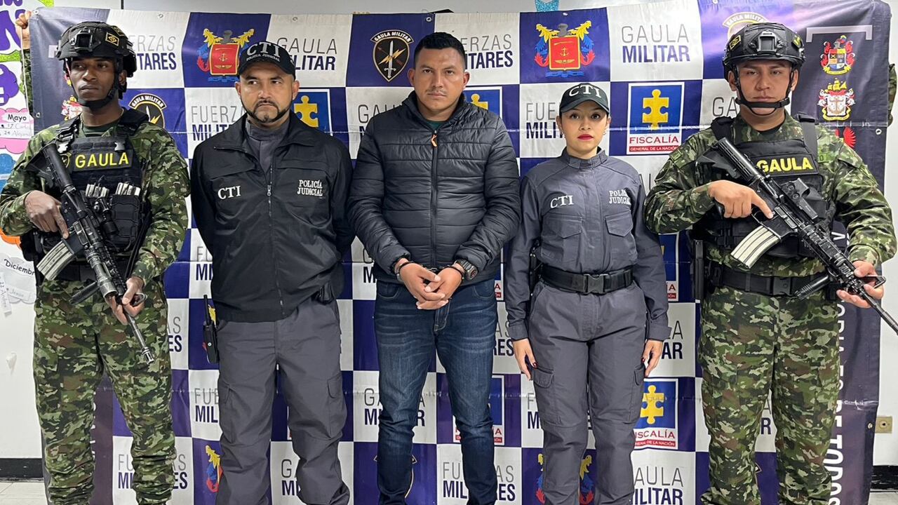 El sujeto capturado, alias Alex Primo, es señalado por el Ejército como un peligroso traficante de armas.