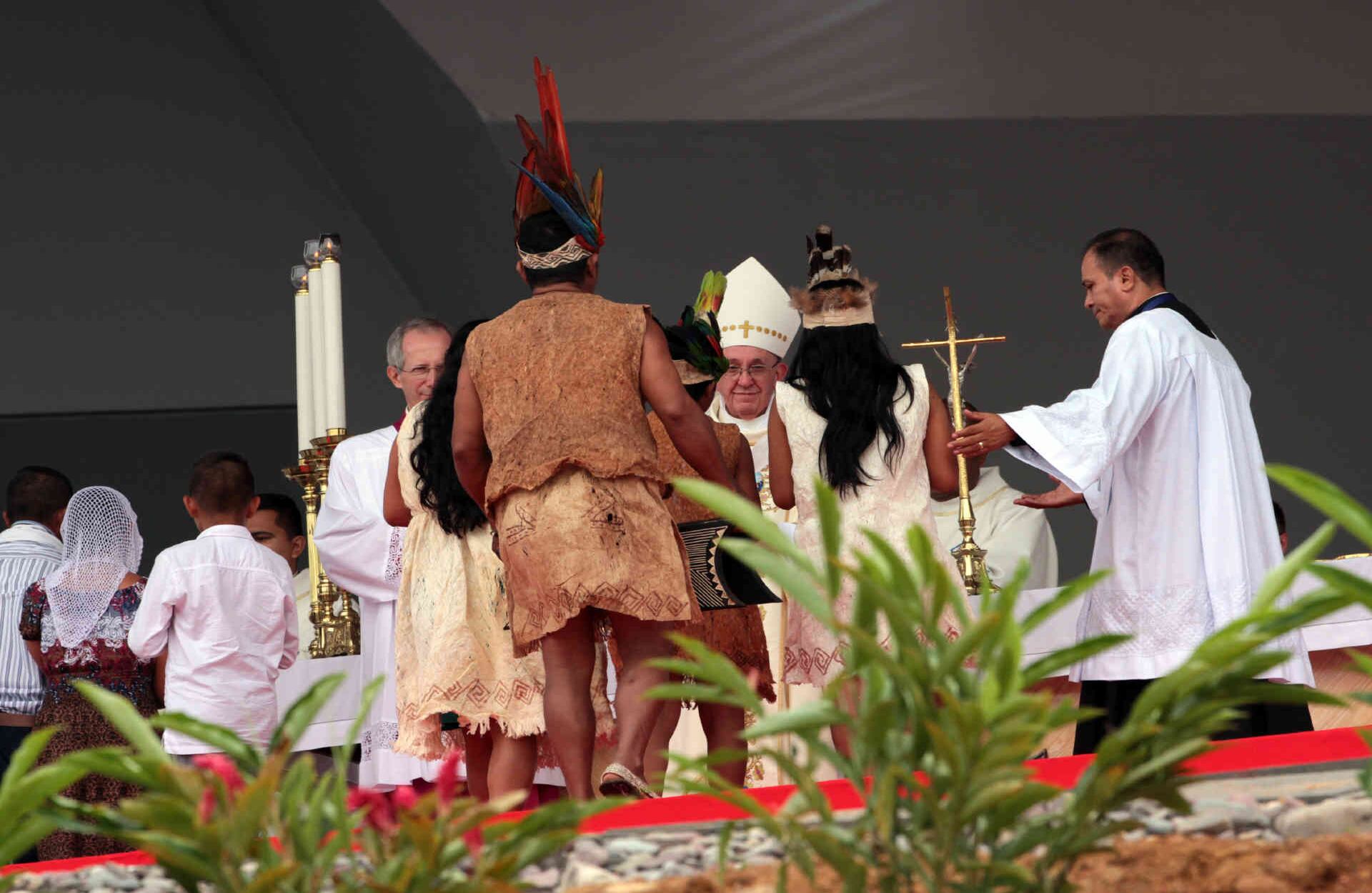Ofrenda de indígenas al papa Francisco. Cerca de 2.000 asistieron a Catama. Foto: Esteban Vega// SEMANA. 