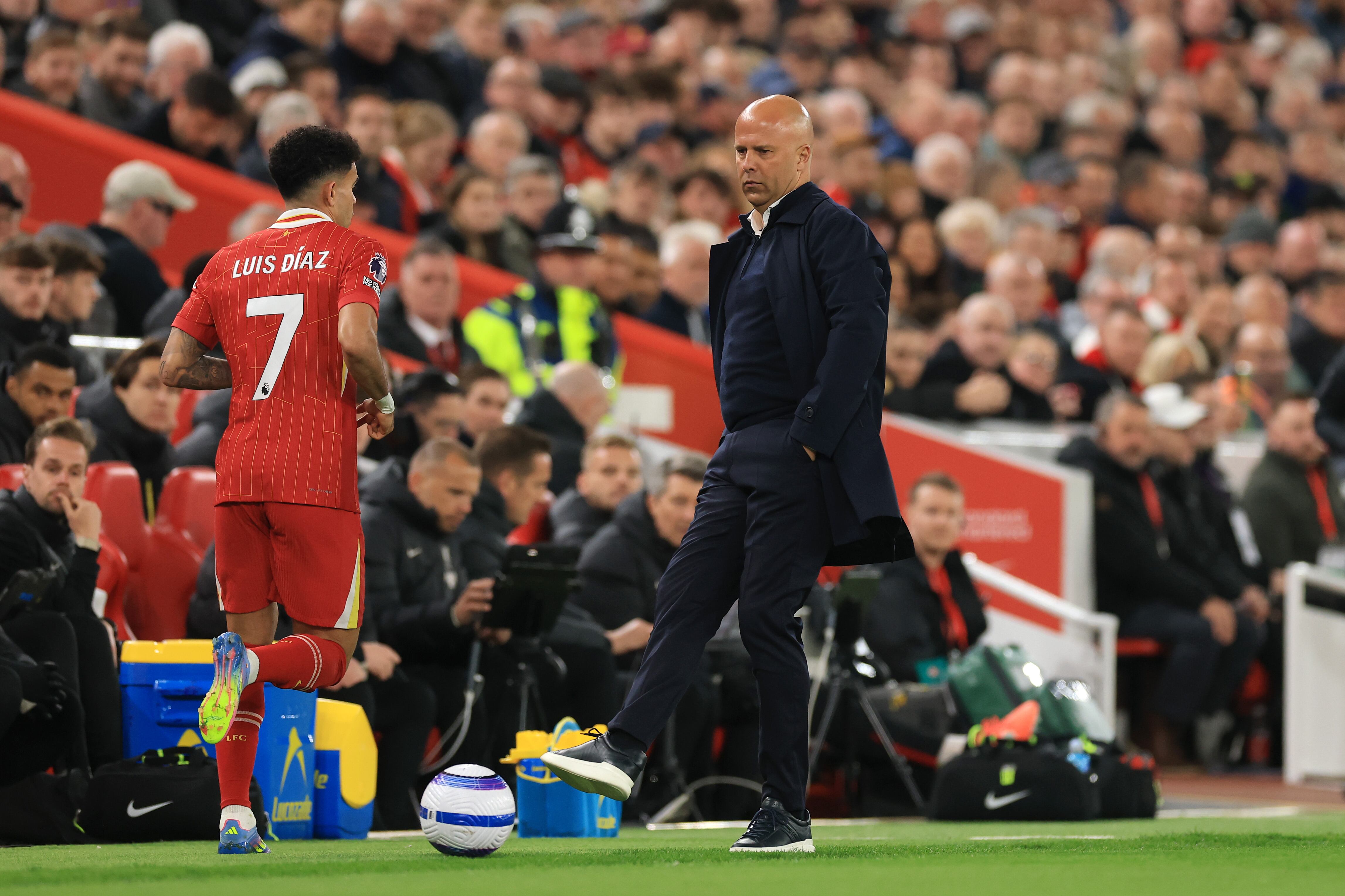 Ovación para Luis Díaz tras su desempeño en el Liverpool vs. Everton.