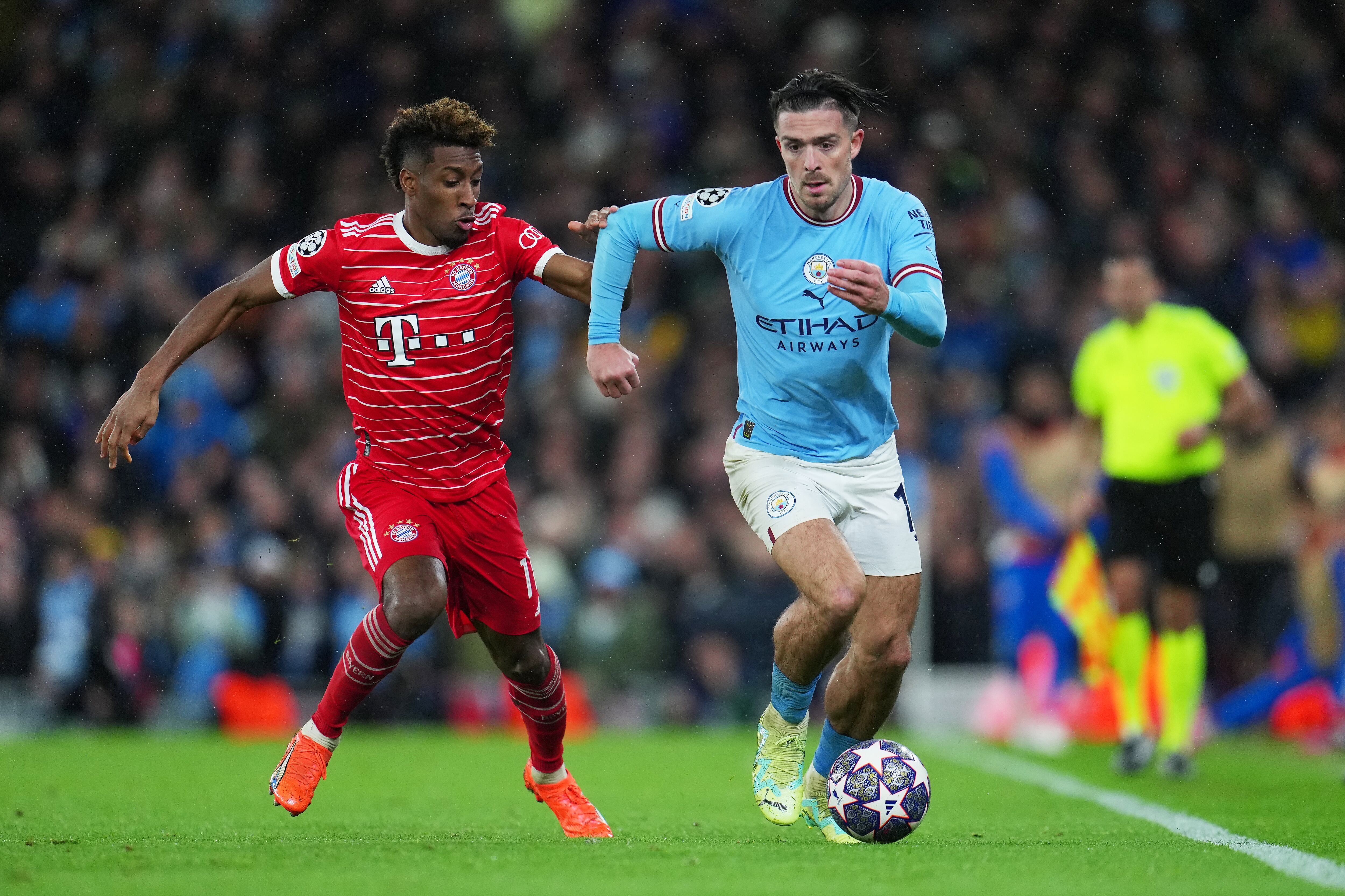 Jack Grealish disputando un balón con Kingsley Coman.