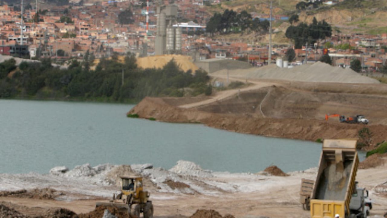 Por estas lagunas, que realmente son agua empozada desde el invierno de 2002, las empresas mineras tienen demandado al Distrito por 400.000 millones de pesos.