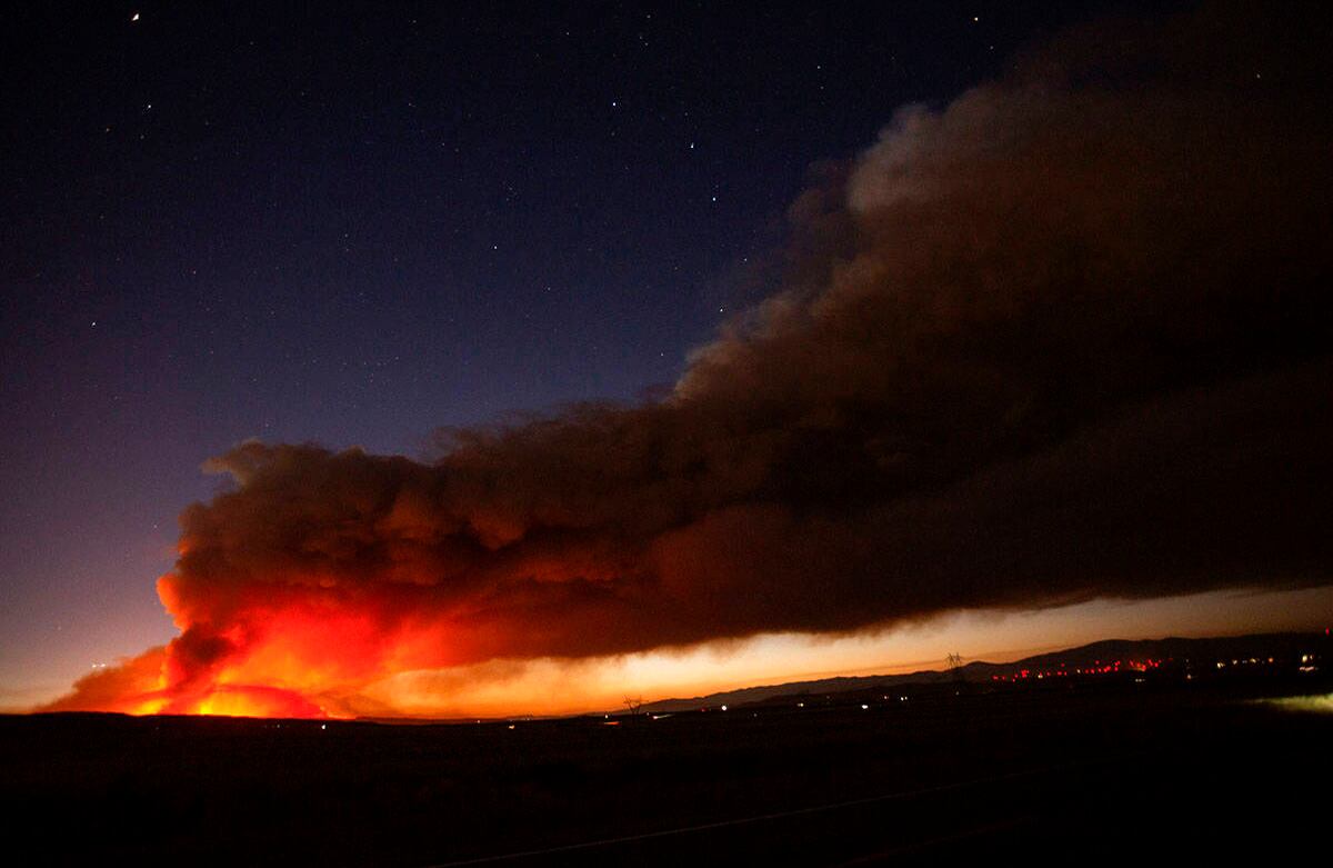 El incendio del lago Hughes generó una columna de humo sobre el Bosque Nacional Ángeles, el miércoles 12 de agosto de 2020, al norte de Santa Clarita, California. Foto: Ringo H.W. Chiu / AP 