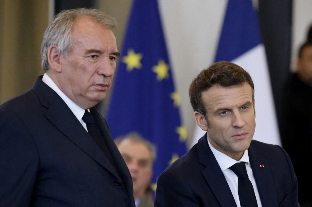 El presidente del partido francés de centro derecha MoDem, Francois Bayrou (izquierda), y el presidente francés Emmanuel Macron (derecha). Bayrou es uno de los candidatos a tomar el cargo como primer ministro a partir de este viernes. (Foto de Ludovic MARIN / AFP)