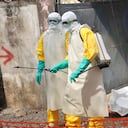 (ARCHIVOS) En esta foto de archivo tomada el 8 de marzo de 2015, miembros de la Cruz Roja de Guinea trasladan el cuerpo de una persona que murió por el virus del Ébola en el hospital Donka de Conakry. - La Organización Mundial de la Salud el 19 de junio de 2021 anunció oficialmente el final del segundo brote de ébola en Guinea, que se declaró el 14 de febrero.
Fue el segundo brote de este tipo en el país desde la devastadora epidemia de ébola de 2013-2016 en África occidental, que dejó 11.300 muertos en Guinea, Liberia y Sierra Leona. (Foto de CELLOU BINANI / AFP)