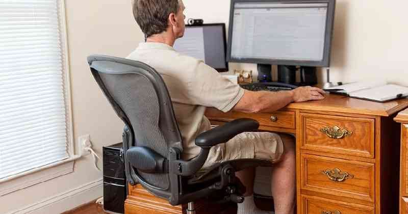 La Clínica Mayo recomienda levantar la silla donde se trabaja para que quien la use no esté sentado recto y en un ángulo de 90 grados, sino más bien con un ángulo de 115 a 120 grados entre el torso y los muslos.