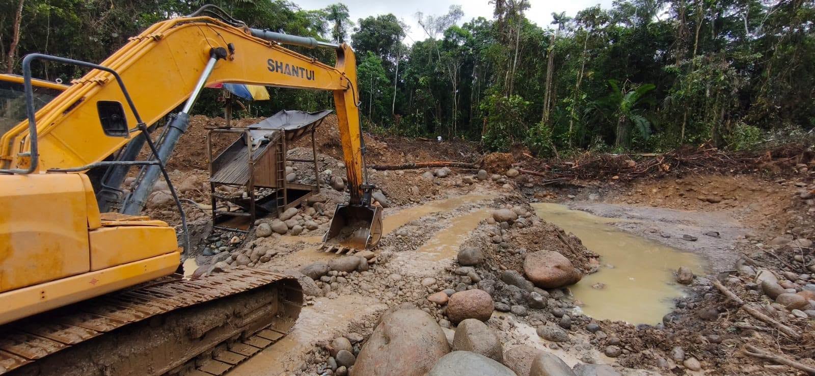 Durante la operación fueron destruidos una retroexcavadora, un motor industrial, una motobomba, una clasificadora, 210 galones de ACPM, 65 metros de manguera de alta presión y 56 metros de tubería metálica