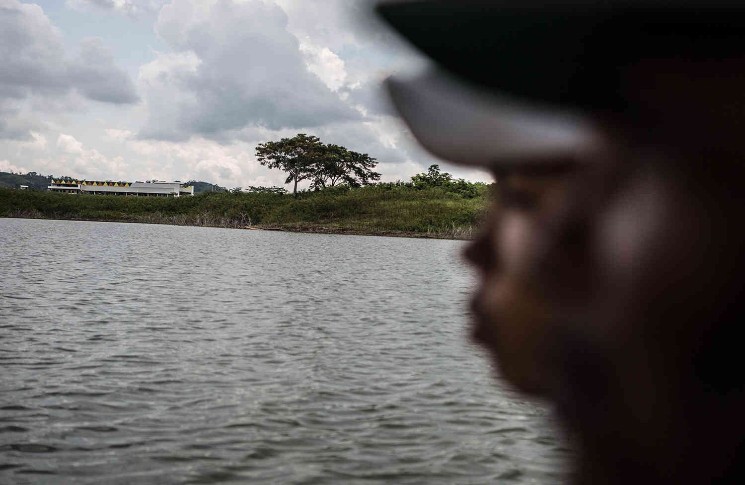 El agua de la represa y su distribución es un recurso el cual muchos lideres sociales están trabajando.?La distribución del agua para las comunidades y para los monocultivos de palma y los nuevos de piña?Que han llegado es un punto de discusión en las comunidades. En el fondo una planta de procesamiento de Piña recientemente construida. Mauricio Morales.