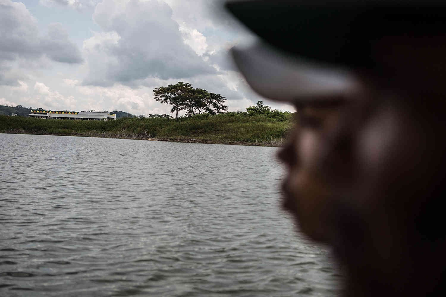 El agua de la represa y su distribución es un recurso el cual muchos lideres sociales están trabajando.?La distribución del agua para las comunidades y para los monocultivos de palma y los nuevos de piña?Que han llegado es un punto de discusión en las comunidades. En el fondo una planta de procesamiento de Piña recientemente construida. Mauricio Morales.