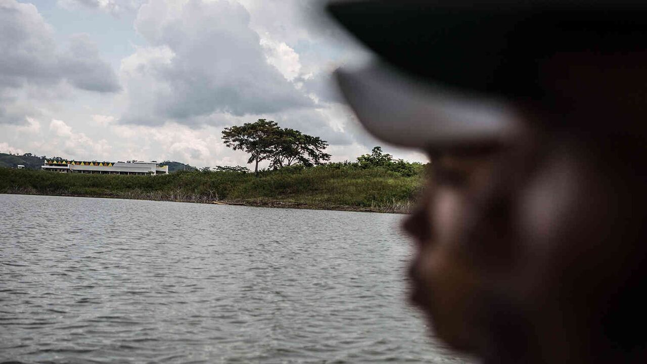 El agua de la represa y su distribución es un recurso el cual muchos lideres sociales están trabajando.?La distribución del agua para las comunidades y para los monocultivos de palma y los nuevos de piña?Que han llegado es un punto de discusión en las comunidades. En el fondo una planta de procesamiento de Piña recientemente construida. Mauricio Morales.