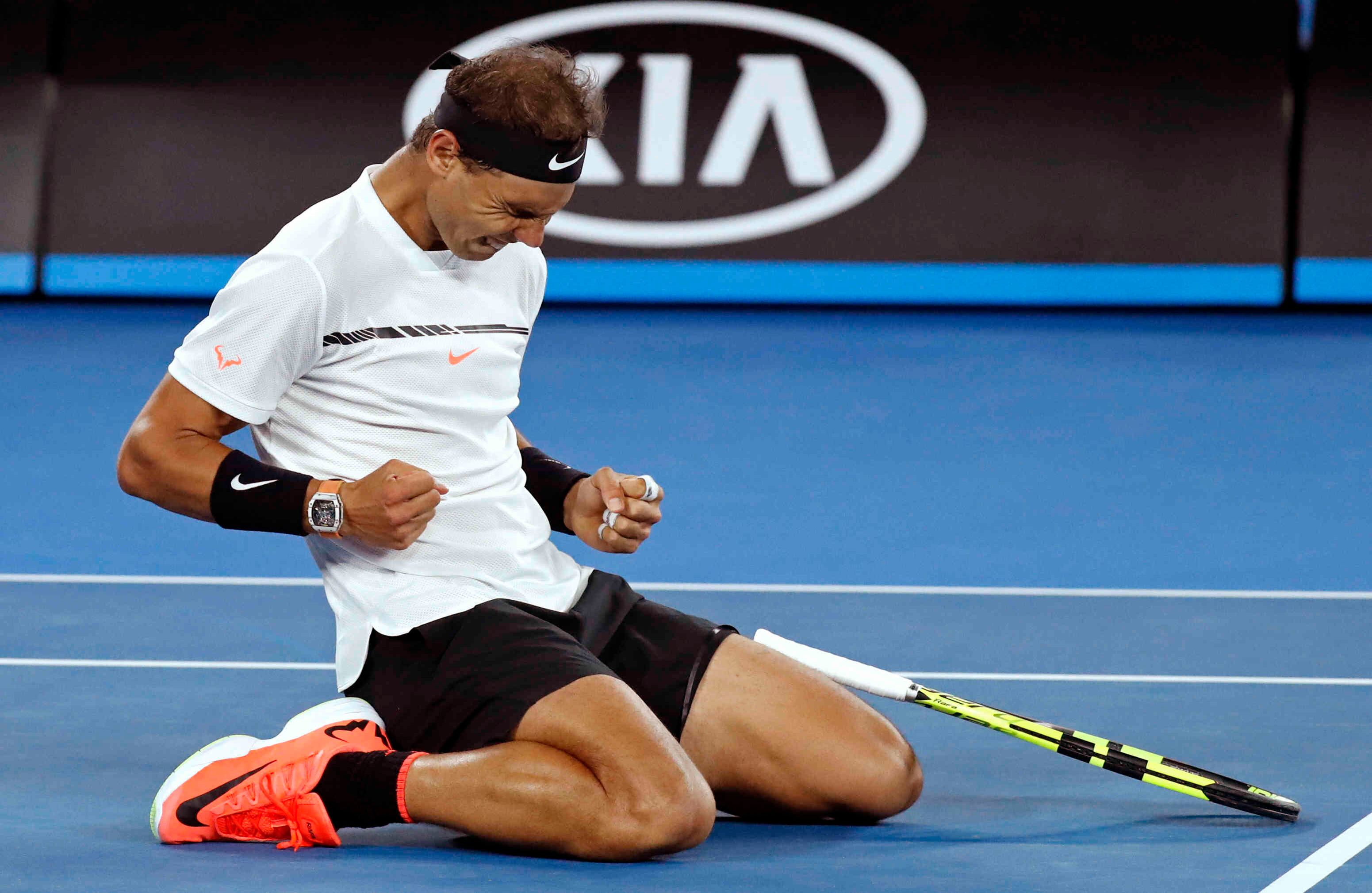 El español Rafael Nadal celebra después de derrotar al canadiense Milos Raonic durante los cuartos de final en el Australian Open en Melbourne, Australia, el miércoles 25 de enero de 2017. (AP Photo / Kin Cheung)