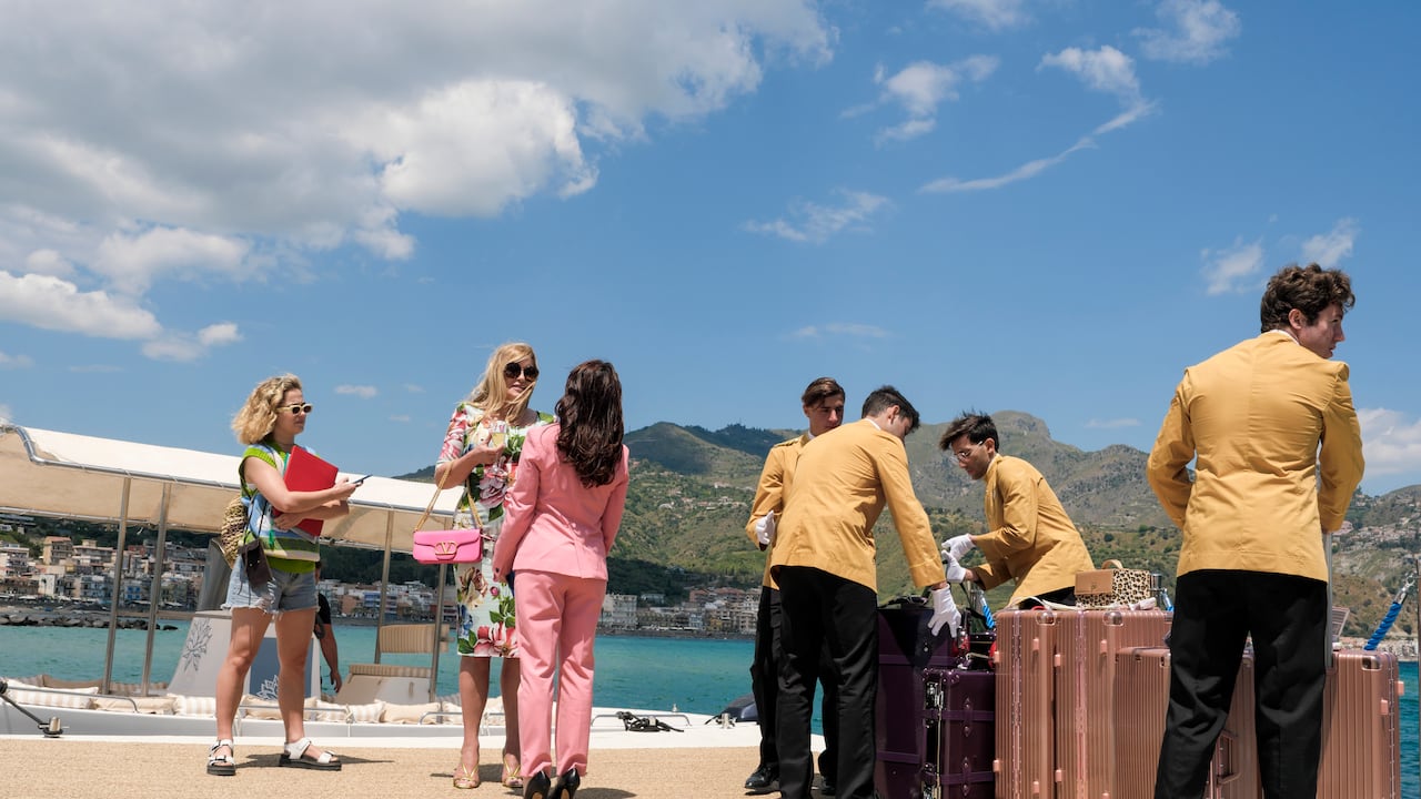 La serie toca nuevos temas, pero no olvida su tono cáustico en los detalles de la edición y la música. El único personaje de la primera entrega que regresa es Tanya, interpretada por la ganadora del Emmy Jennifer Coolidge.