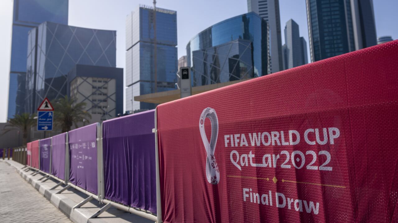 En la imagen, vista de la cerca que rodea el Centro de Exhibiciones y Congresos donde se celebrará el sorteo del Mundial de la FIFA, en Doha, Qatar, el 31 de marzo de 2022. El sorteo de la fase final de la competición se realizará el 1 de abril de 2022. (AP Foto/Darko Bandic)