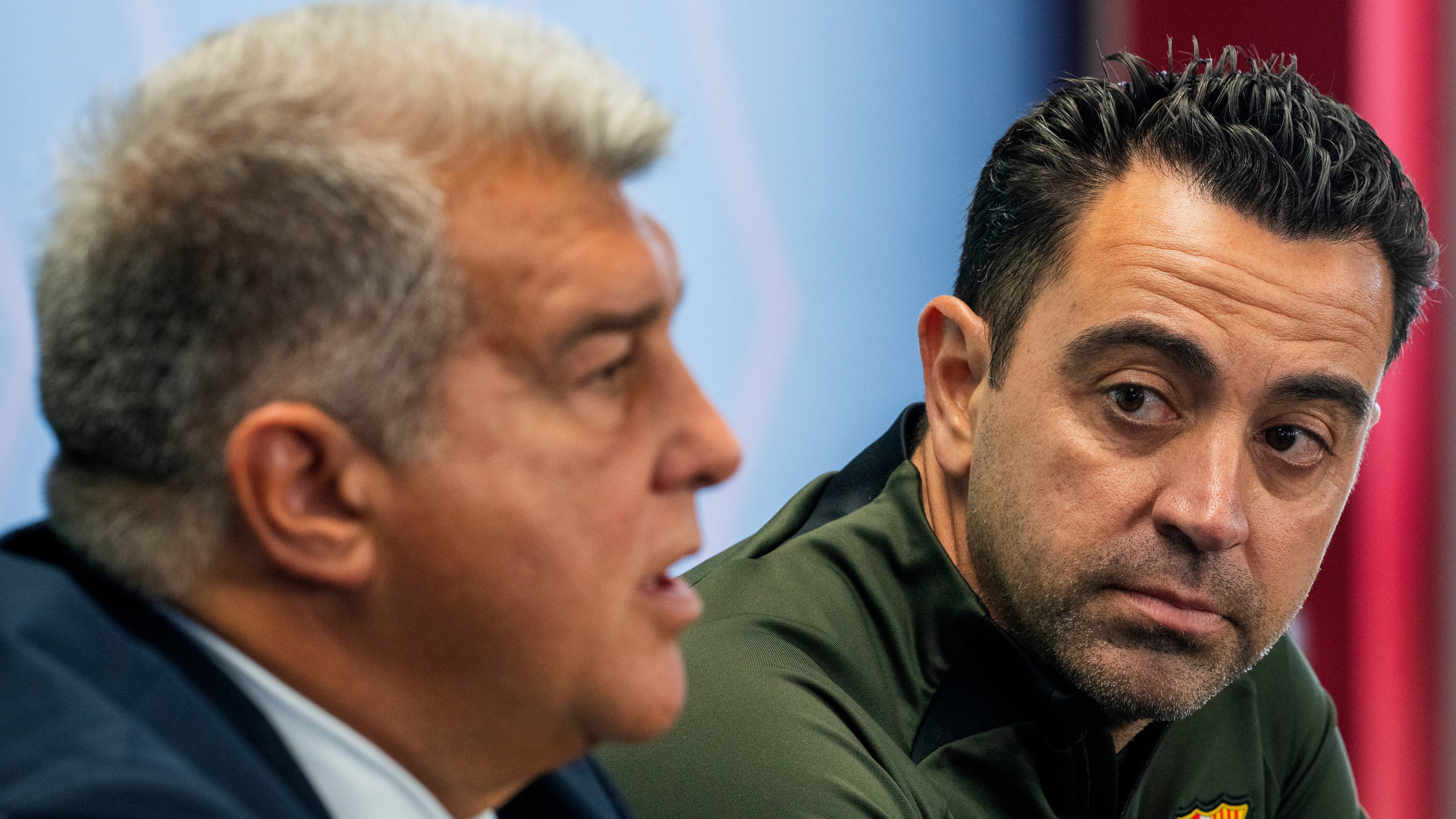 Laporta y Xavi en rueda de prensa este jueves.