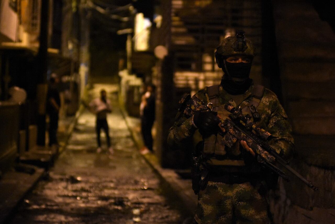 Patrullajes de Control Gaula y Ejército en las comunas de Buenaventura y Velorio de Niña Asesinada por bala pérdida en cruce de disparos de estas bandas criminales que se disputan el territorio.