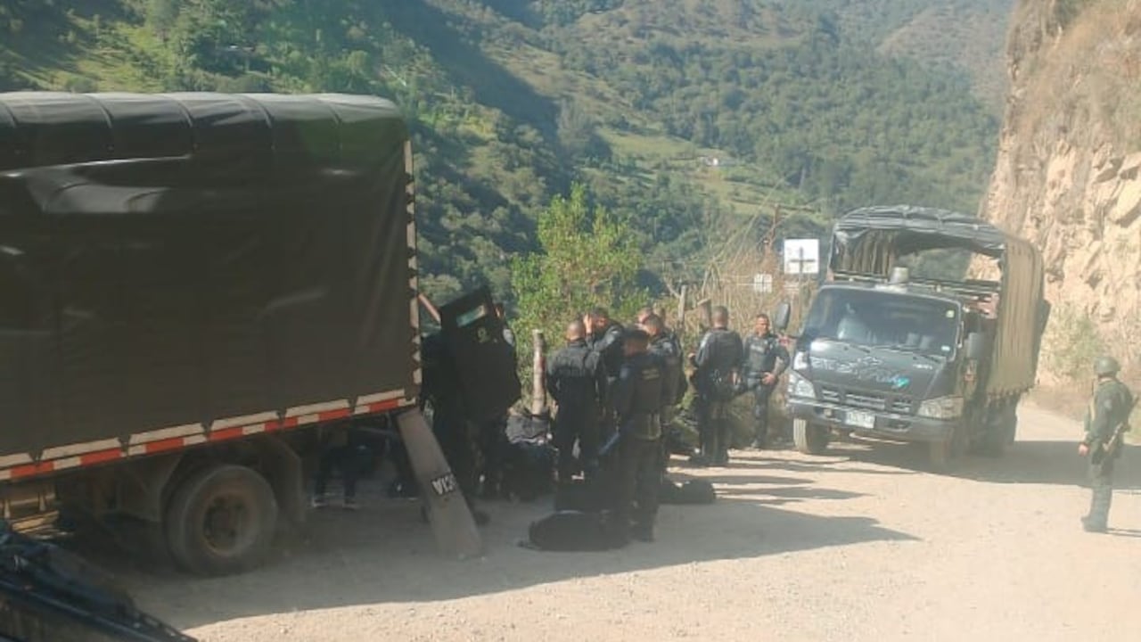 Uniformados en medio de los operativos.