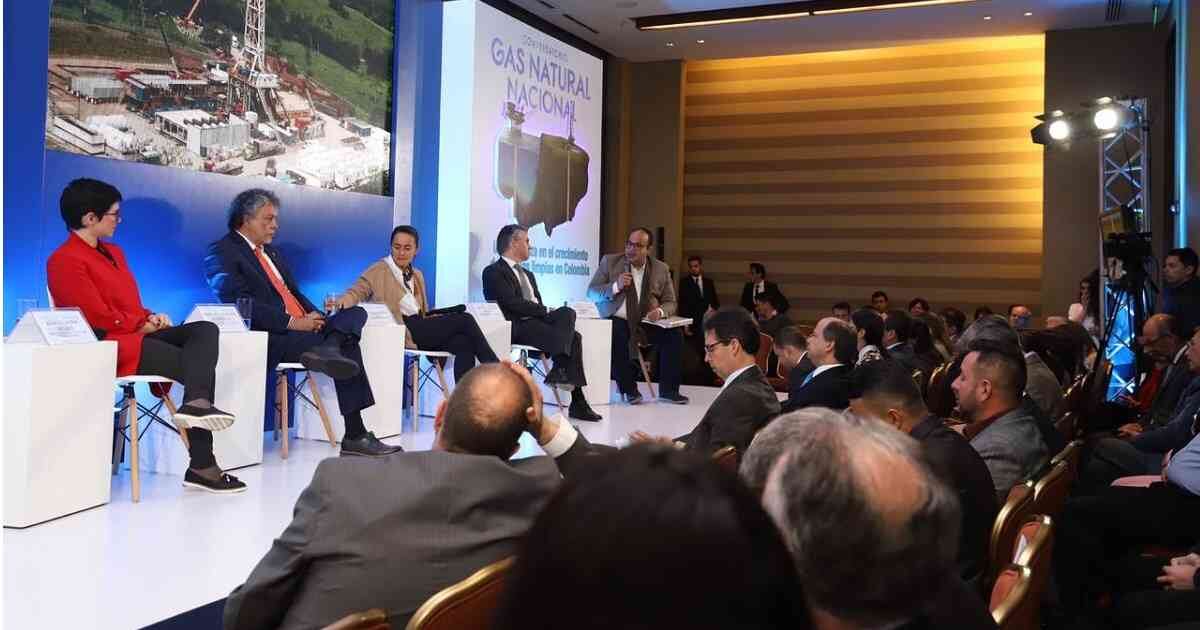 Representantes de la industria de gas natural y el gobierno analizaron las posibilidades que tiene este combustible de ayudar a generar energías más limpias.
Foto: Diana Rey.