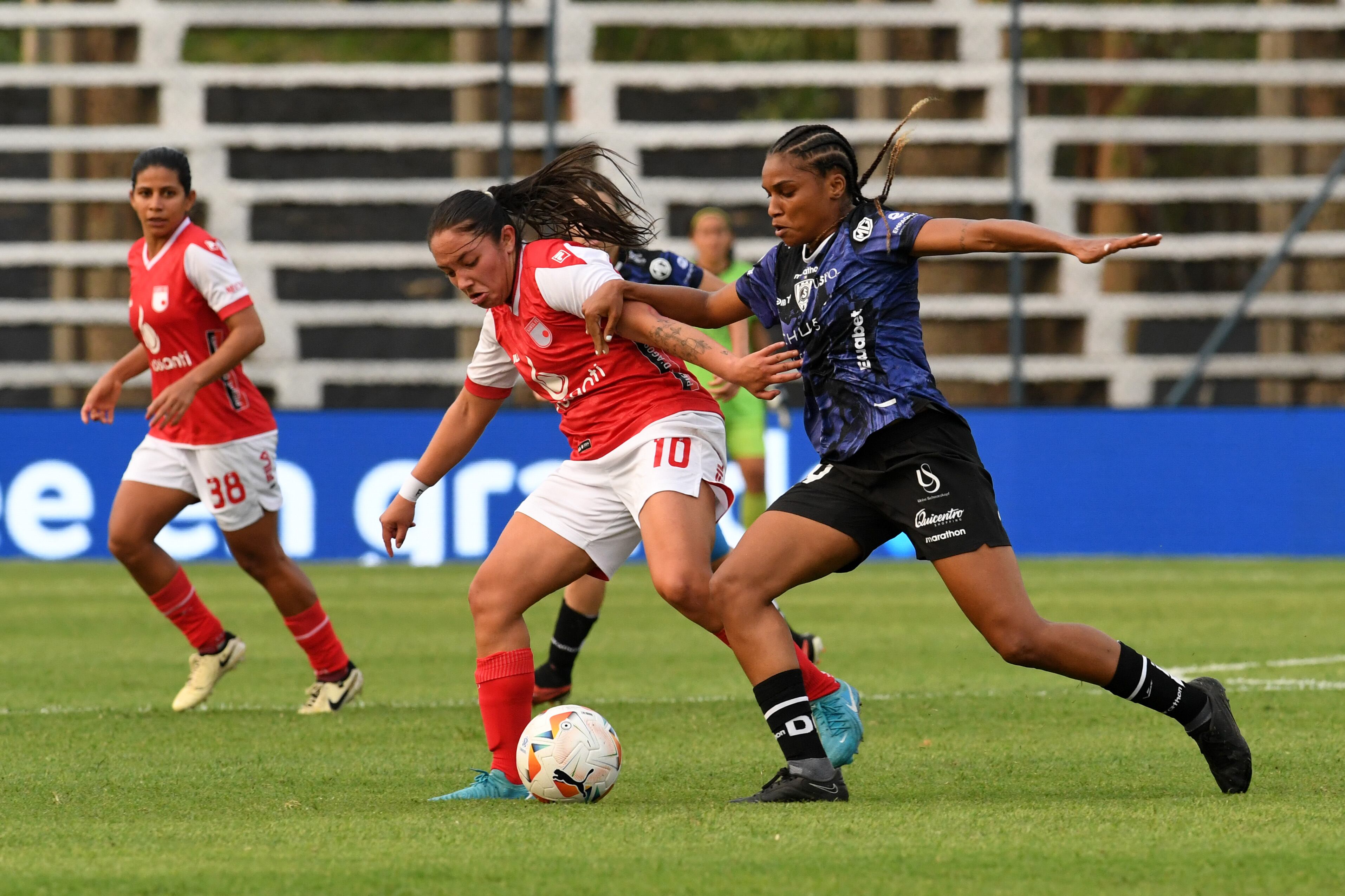 LUQUE, PARAGUAY - OCTOBER 16: Larissa Nunes of Independiente del Valle fights for the ball with Maria Reyes of Independiente Santa Fe during the Copa CONMEBOL Libertadores Femenina 2024 Semi-final match between Santa Fe and Independiente Del Valle at Cancha de Futbol de la CONMEBOL on October 16, 2024 in Luque, Paraguay.  (Photo by Christian Alvarenga/Getty Images)
