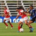 LUQUE, PARAGUAY - 16 DE OCTUBRE: Larissa Nunes de Independiente del Valle lucha por el balón con María Reyes de Independiente Santa Fe durante el partido semifinal de la Copa CONMEBOL Libertadores Femenina 2024 entre Santa Fe e Independiente Del Valle en la Cancha de Futbol de la CONMEBOL el 16 de octubre de 2024 en Luque, Paraguay.
