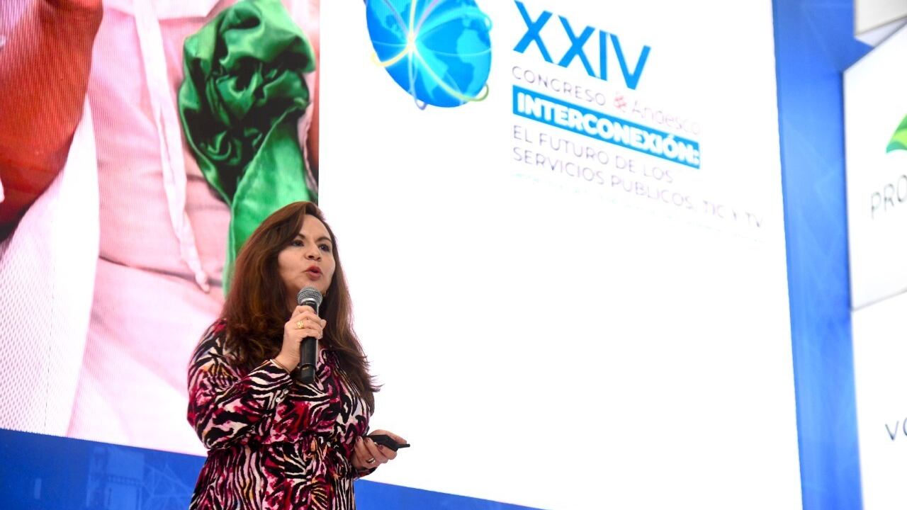 La recién posesionada ministra, realizó una intervención en el congreso de Andesco.