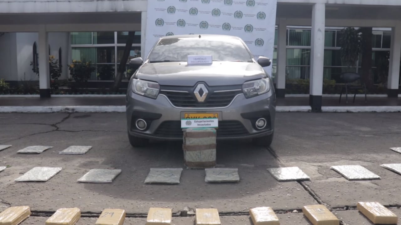 Esta es el carro robado que fue descubierto con 354 kilos de marihuana.