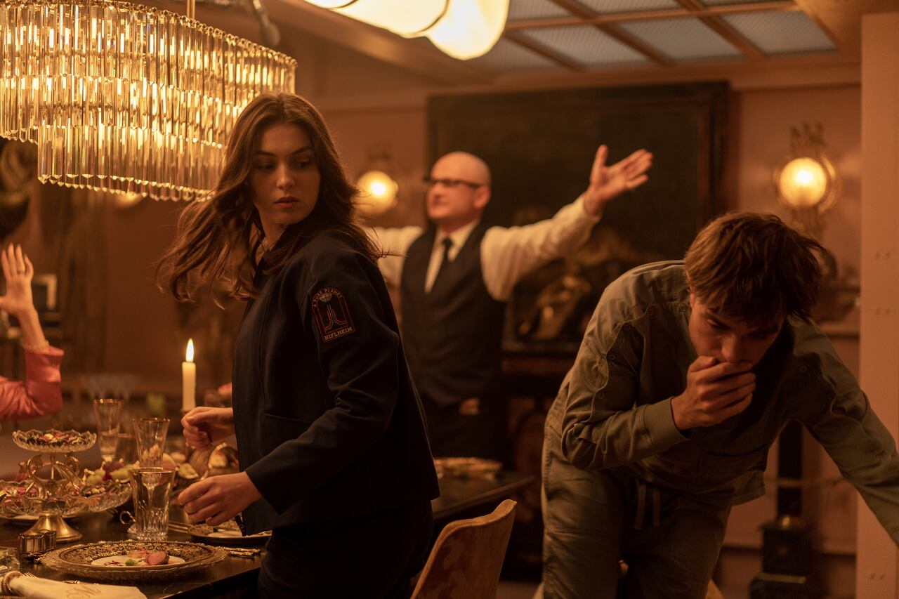 Una de las escenas memorables de la película, en una cena peculiar.