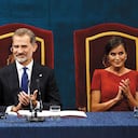 La infanta fue interrumpida varias veces con clamorosas ovaciones durante su primer discurso como futura reina de España en el Teatro Campoamor, en Oviedo, donde se entregaron los Premios Princesa de Asturias. Junto a ella, su padre, el rey Felipe VI, y su madre, la reina Letizia.