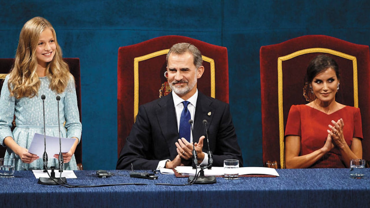 La princesa Leonor junto a su padre, el rey Felipe VI, y su madre, la reina Letizia.