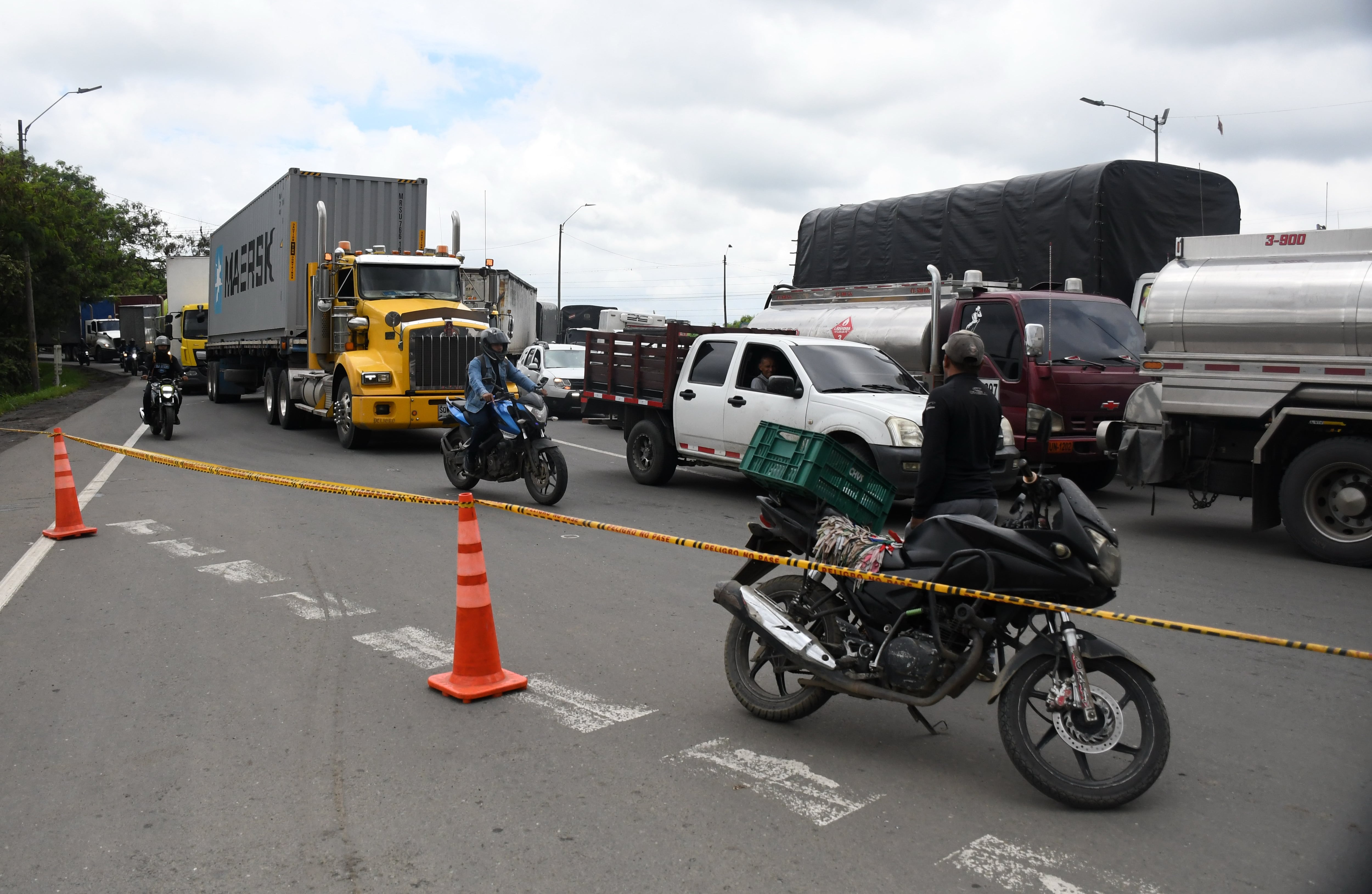 Yumbo: Cierre víal. Largas filas vehiculares en la vía del aeropuerto a Yumbo por cierre de la carretera entre la glorieta de Cencar y el barrio las Américas a raíz de los trabajos que se vienen realizando para la extracción de agua de la zona industrial inundada por la ola invernal. Foto José L Guzmán. EL País.