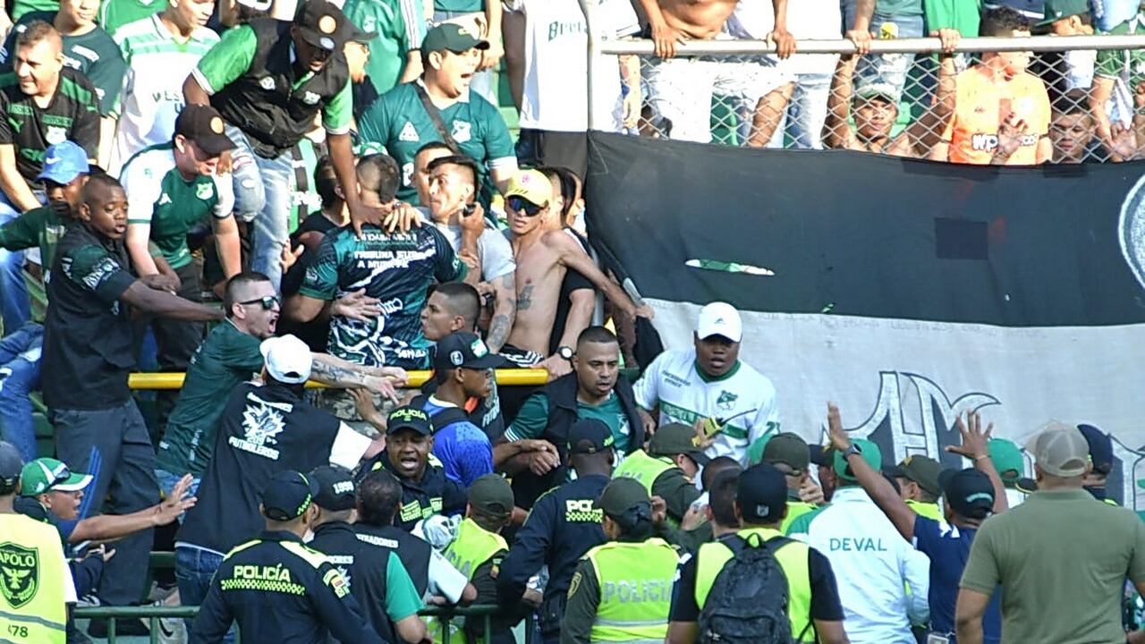 Disturbios en el partido Deportivo Cali vs Patriotas, Hinchas se ingresaron a la cancha. foto Raúl Palacios