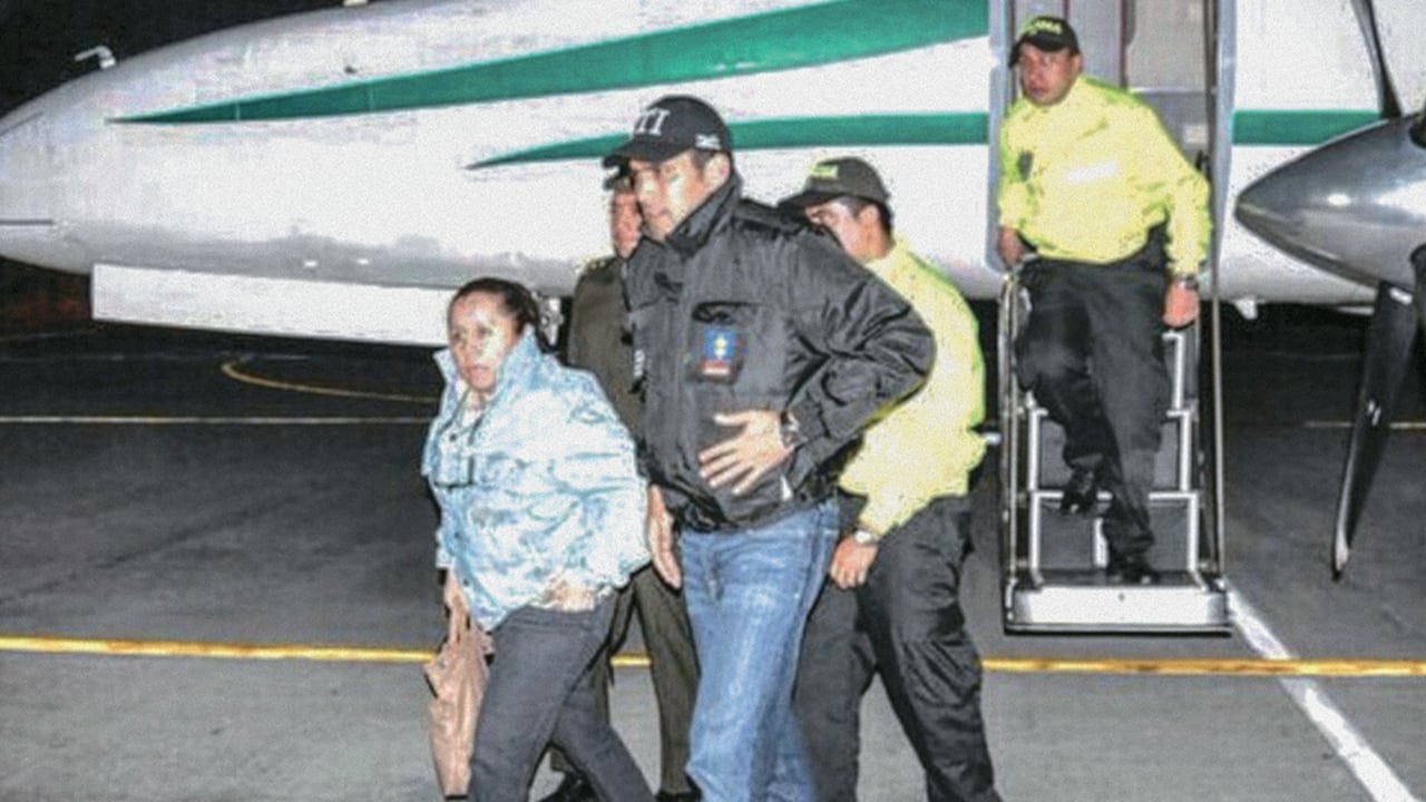 MARÍA DEL PILAR HURTADO en el momento en que aterriza en el avión de la Policía que la trajo desde Panamá.