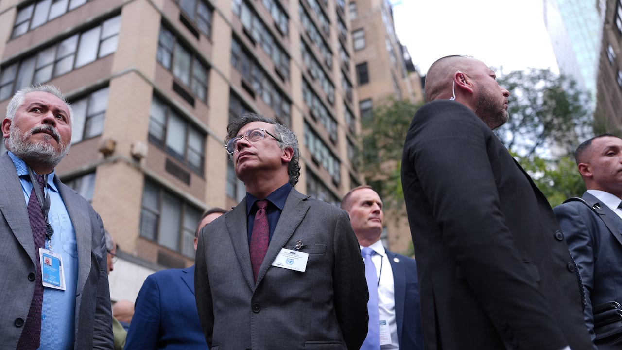 El presidente, Gustavo Petro, caminando por las calles de Nueva York (Estados Unidos), el 22 de septiembre de 2025. Lo acompañó Angie Rodríguez, directora del Departamento Administrativo de la Presidencia (Dapre), además de su esquema de seguridad
