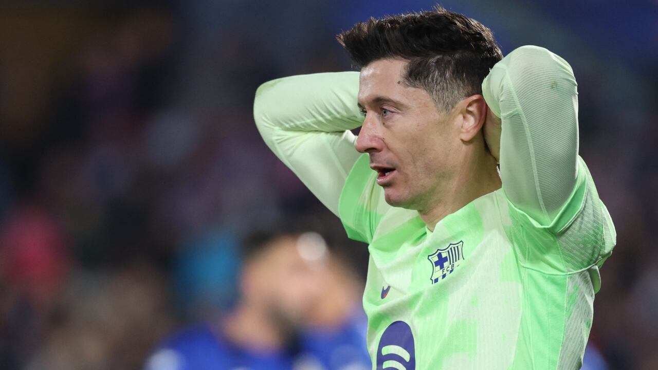 Robert Lewandowski se lamenta tras una ocasión perdida contra el Barcelona