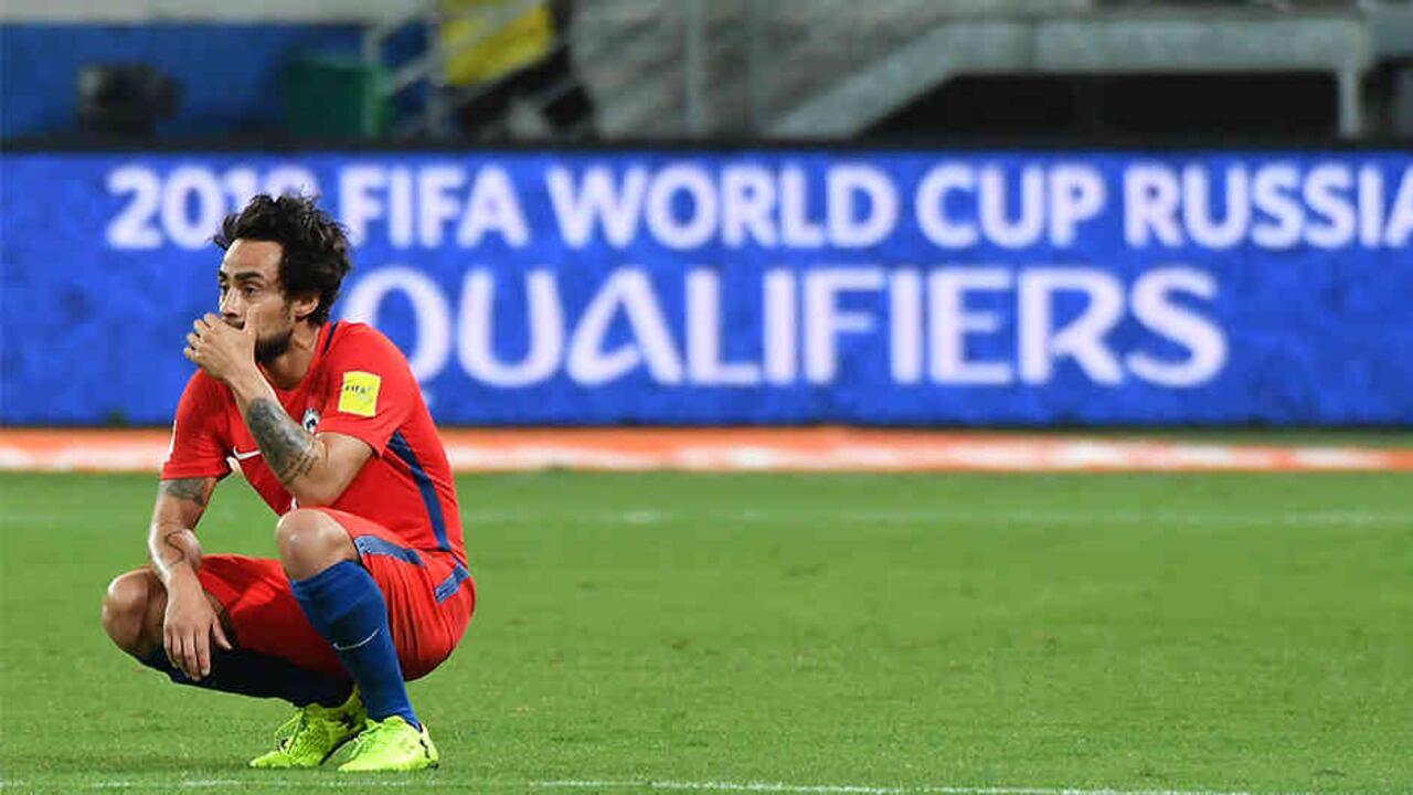 El volante Jorge Valdivia lamenta la derrota de Chile ante Brasil.