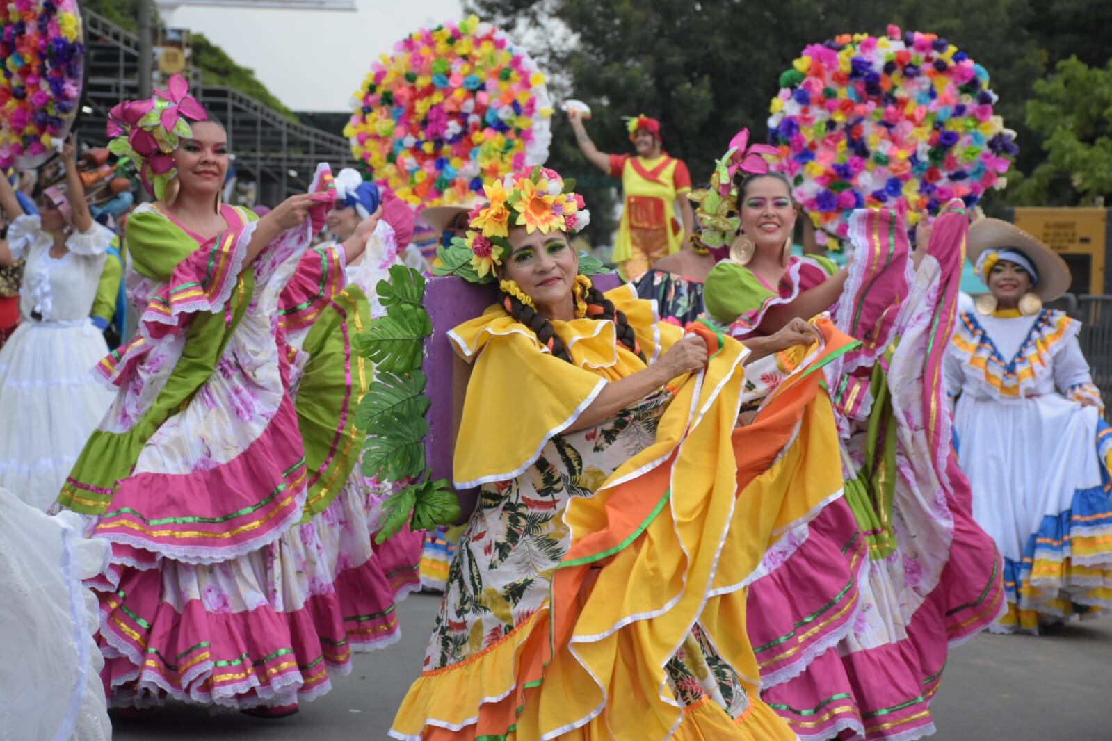 Feria de Cali 2023 desfile La Fiesta de Mi Pueblo. Este desfile reúne la tradiciones, fiestas y bales de cada municipio del Valle del Cauca.