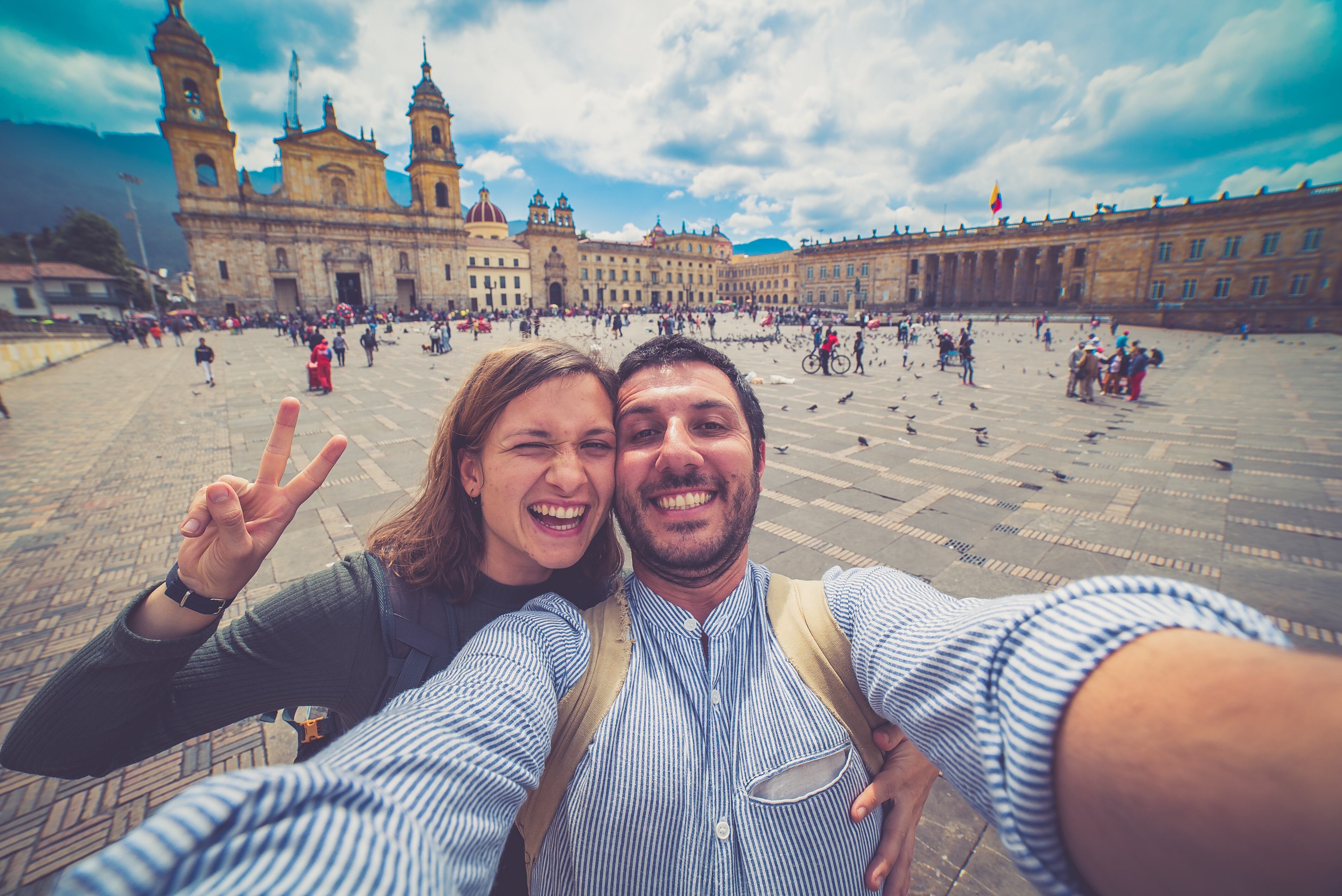 Turistas extranjeros en la Plaza de Bolívar de Bogotá.