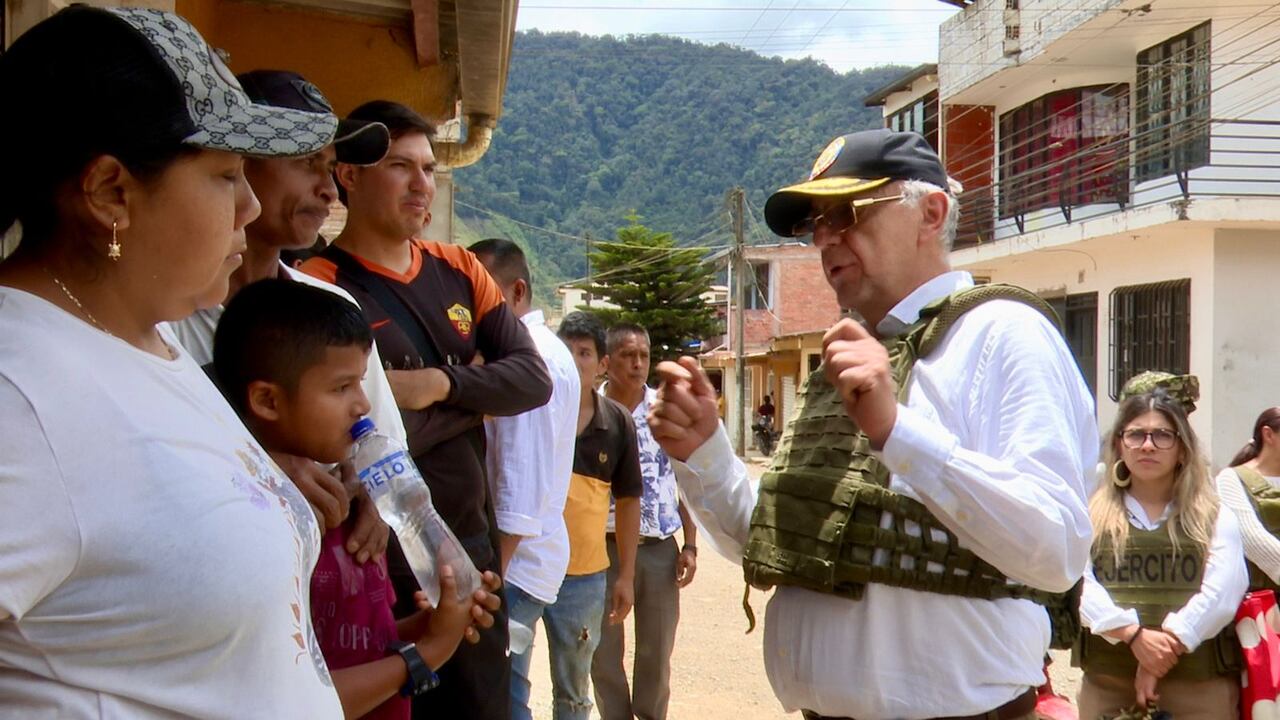 El ministro de Defensa, Iván Velázquez, compartió y habló con la comunidad de El Plateado.