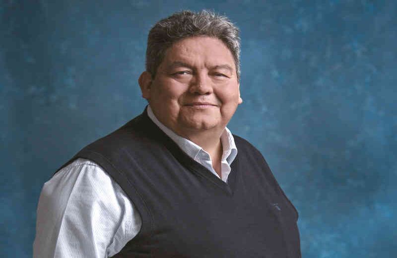 Manuel Ramiro Muñoz. Sentar en una mesa a indígenas, afros y campesinos para que resuelvan sus problemas históricos por medio del diálogo no es tarea fácil. Mucho menos que cada uno de estos grupos haga valer sus derechos sin utilizar la violencia. Sin embargo, Manuel Ramiro Muñoz, de 53 años, lo logró cuando creó las mesas caucanas de interlocución campesina, afro e indígena con el gobierno.  Oriundo de Guachucal, Nariño, estudió filosofía en la Universidad Javeriana de Bogotá  e hizo un doctorado en educación en la Universidad de Barcelona. Muñoz busca que la academia se comprometa con las comunidades más pobres. Por eso tiene un lema: “Los académicos no existen para los libros, existen para la gente”. En 2009 fundó el Instituto de Estudios Interculturales de la Universidad Javeriana de Cali, un grupo de 45 sociólogos, antropólogos, abogados, ingenieros, cartógrafos y filósofos que median entre las minorías, el gobierno y las empresas del suroccidente del país, para que resuelvan pacíficamente sus conflictos.  Gracias al trabajo de Muñoz y su equipo, la comunidad afro del bajo Anchicayá, que en 2001 se vio afectada cuando la hidroeléctrica EPSA vertió en la cuenca del río 5.000 metros cúbicos de sedimento, logró que la empresa siguiera un plan de manejo ambiental y electrificara las poblaciones de la Riviera. Muñoz también ha hecho que los ingenios formalicen los contratos de trabajo del 92 por ciento de los corteros, quienes en muchas ocasiones han ido a la huelga para reclamar mejores condiciones laborales. Y su interlocución hizo posible que los indígenas y afros del norte del Cauca, que se disputaban a sangre y fuego la hacienda San Rafael, por fin se sentaran a hablar.