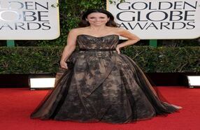 Julia Louis-Dreyfus. La estrella de la serie VEEP sobredimensionó sus medidas en un pomposo vestido. (AP)